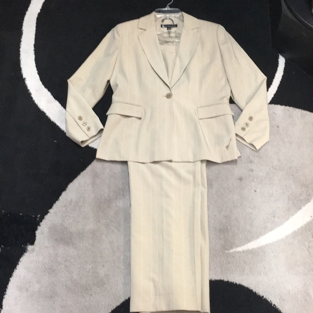 Larry Levine sz 8P 2piece suit